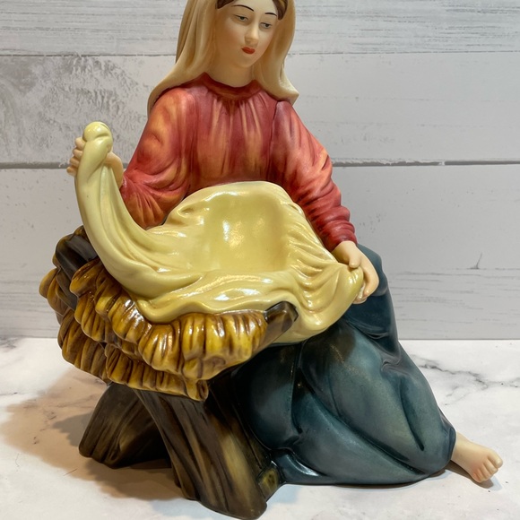 Grandeur Noel 2003 Hand-Painted Porcelain Nativity Set - Picture 6 of 12